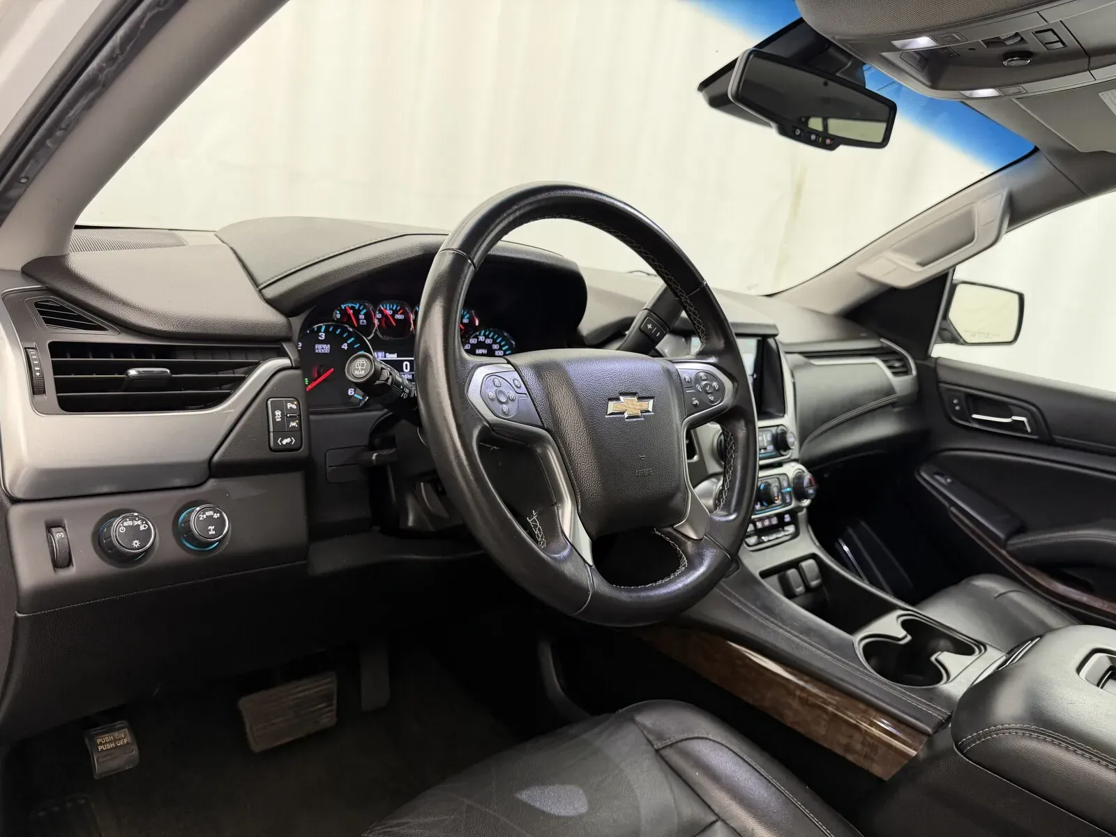 Chevrolet Suburban photo 9