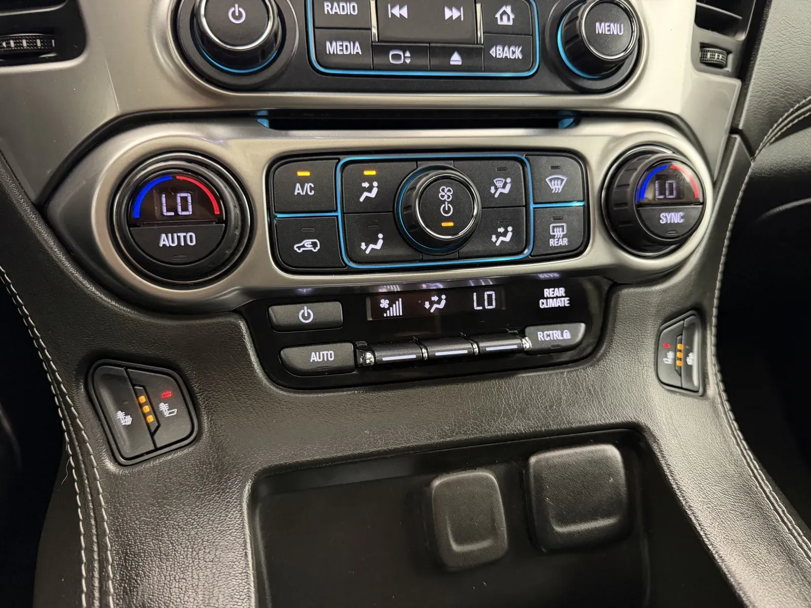 Chevrolet Suburban photo 23