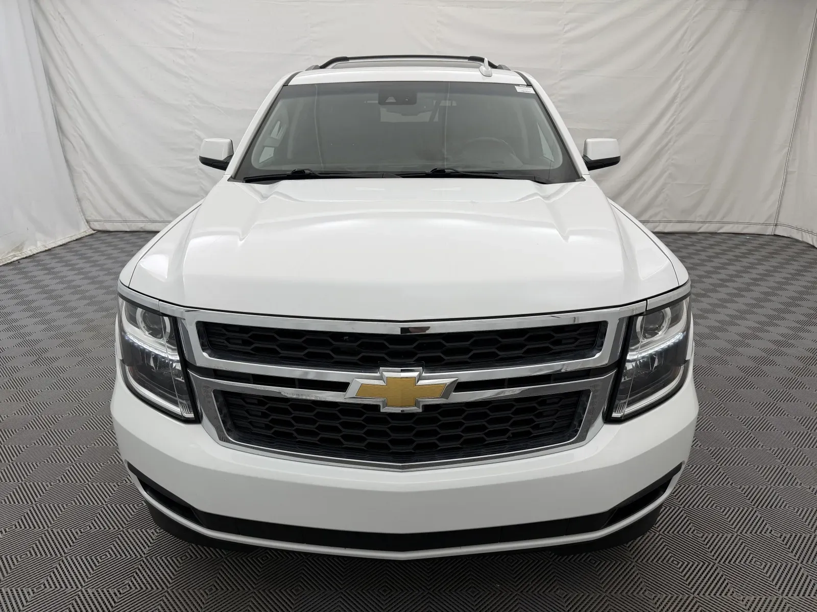 Chevrolet Suburban photo 3