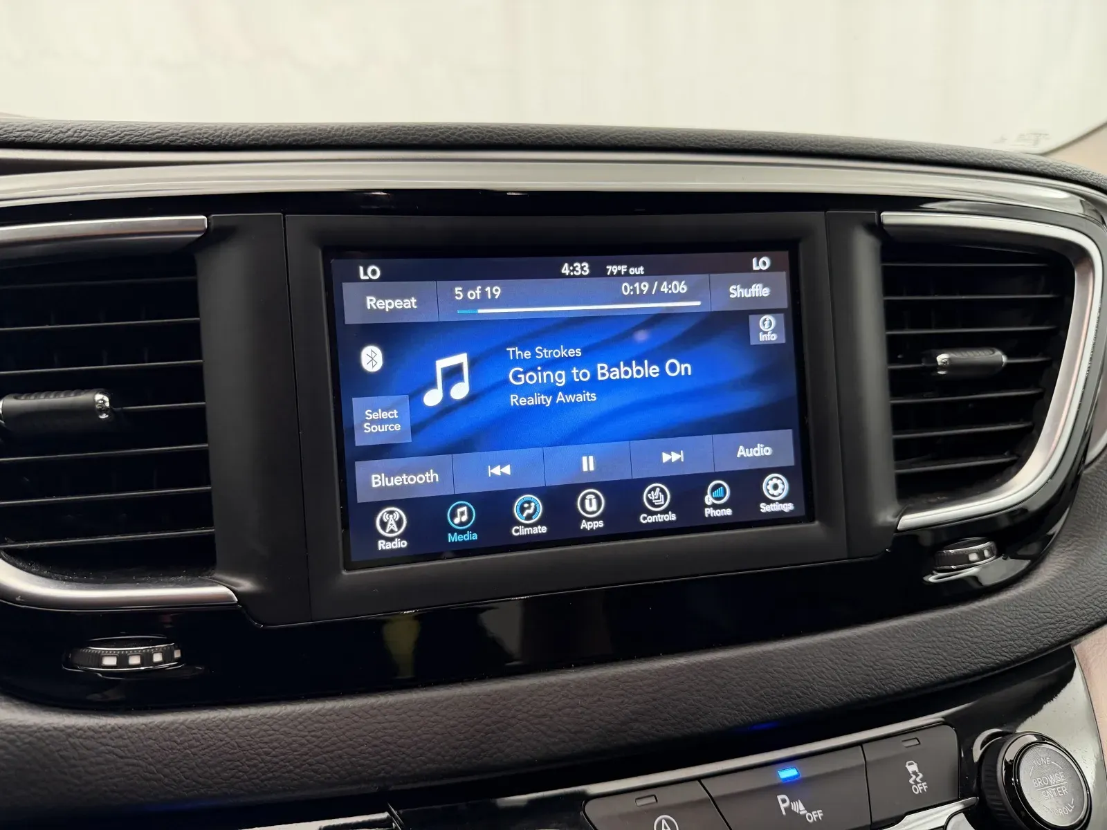 Chrysler Pacifica photo 17