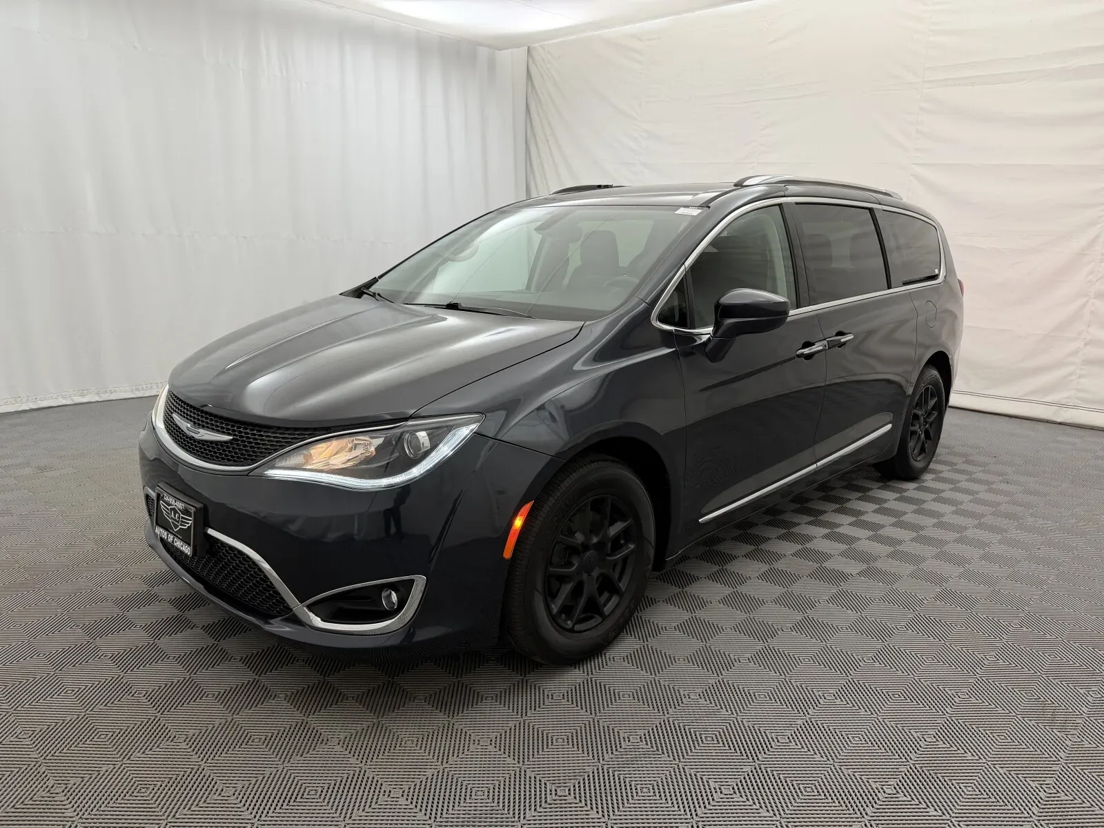 Chrysler Pacifica photo 2