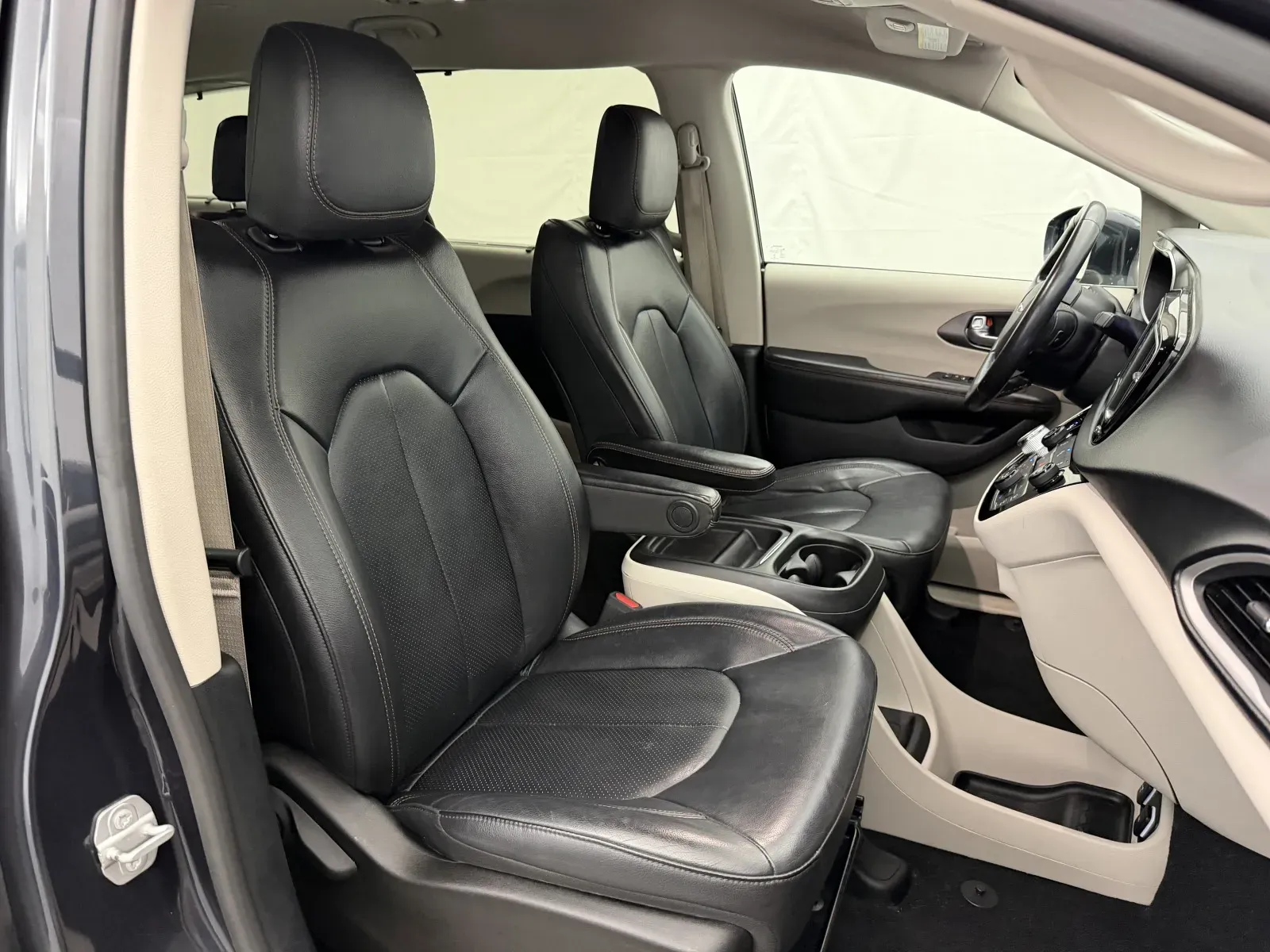 Chrysler Pacifica photo 26