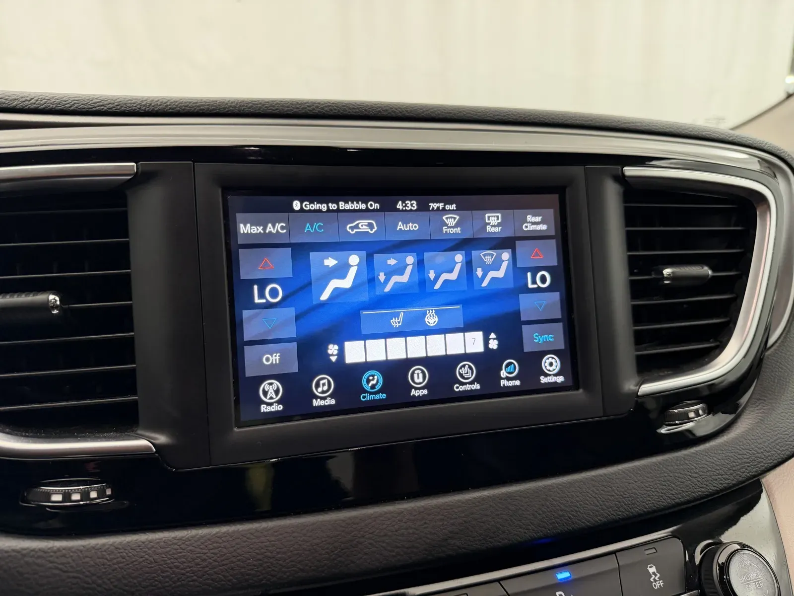 Chrysler Pacifica photo 16