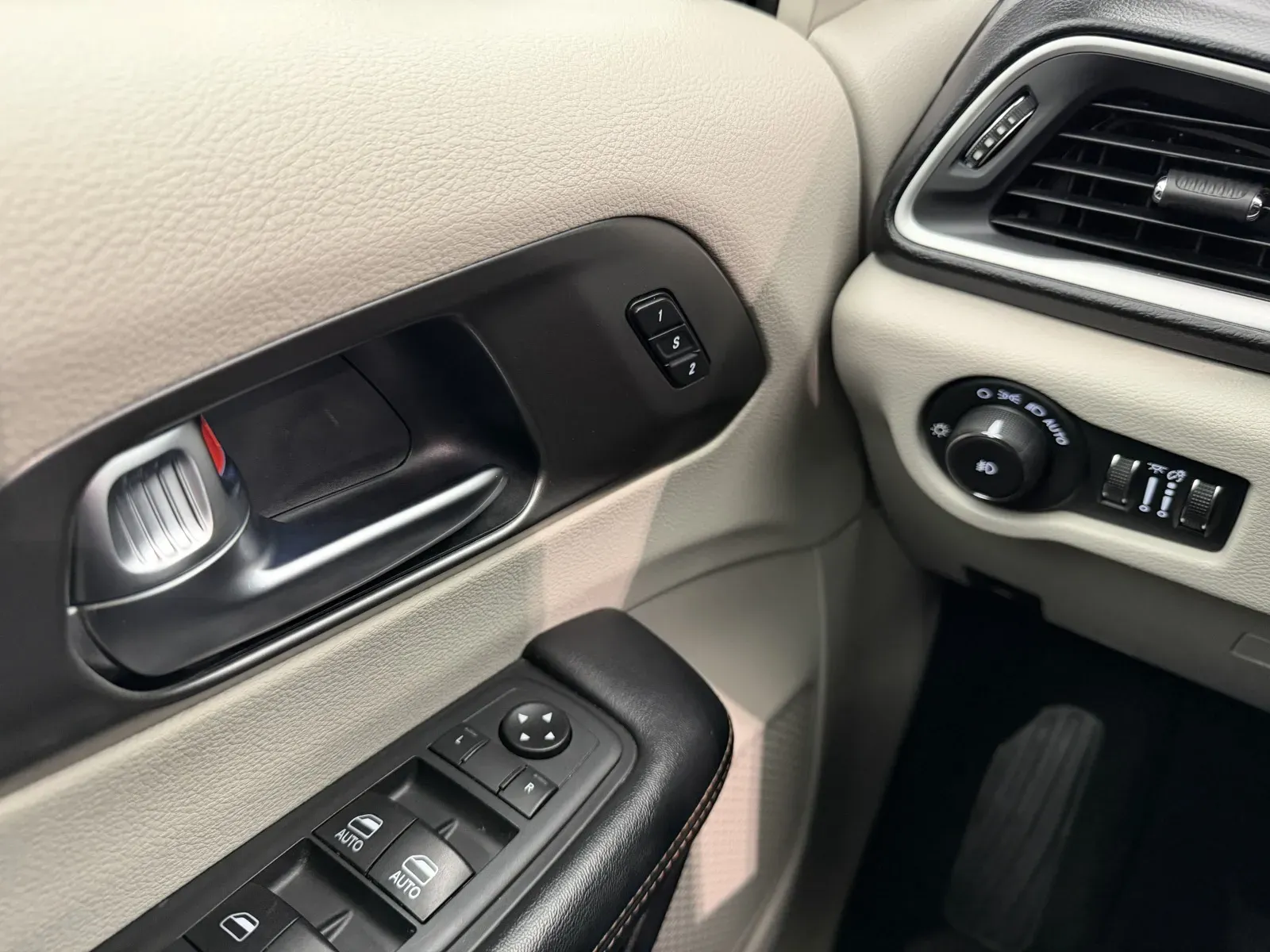 Chrysler Pacifica photo 10