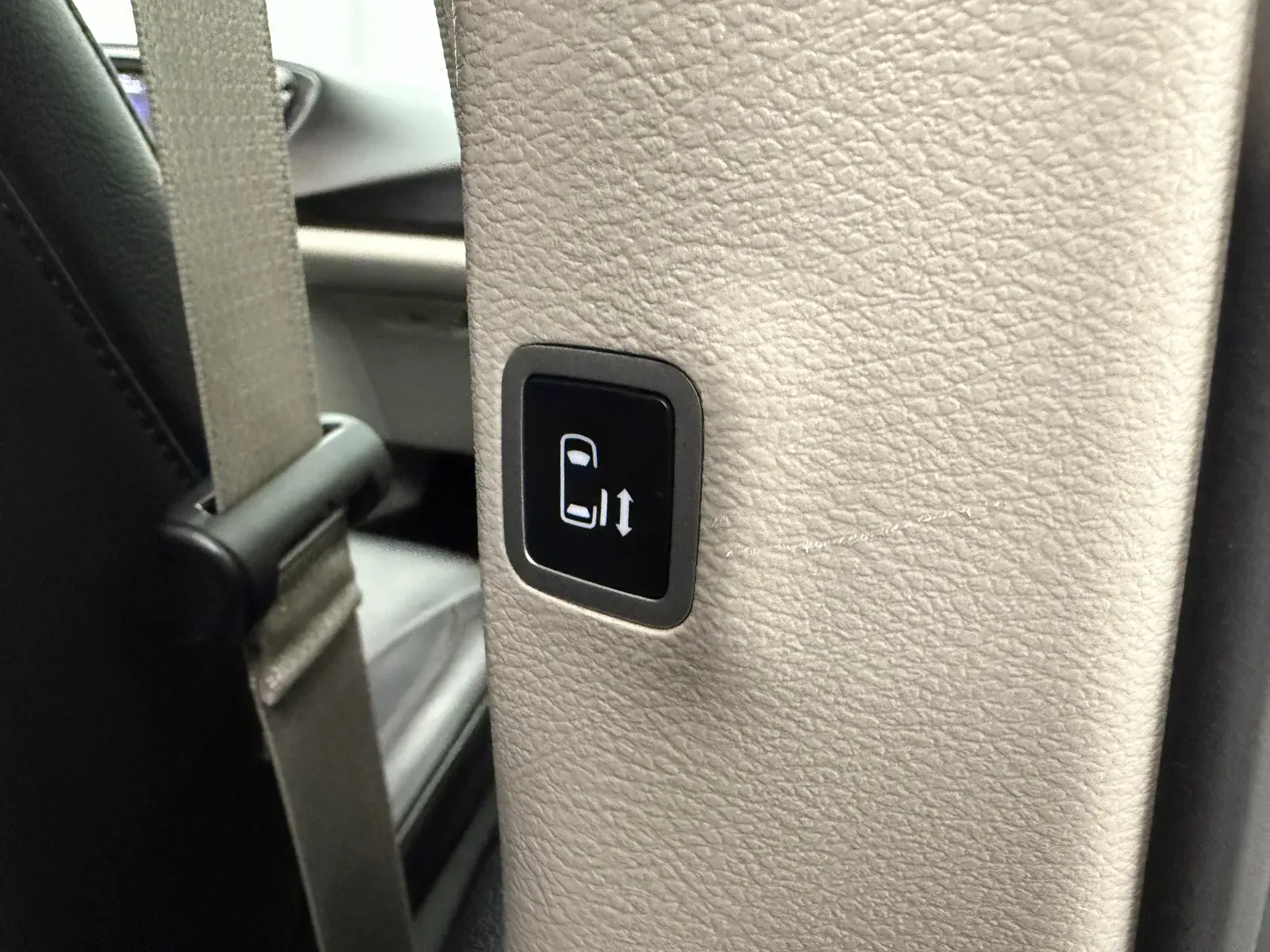Chrysler Pacifica photo 23