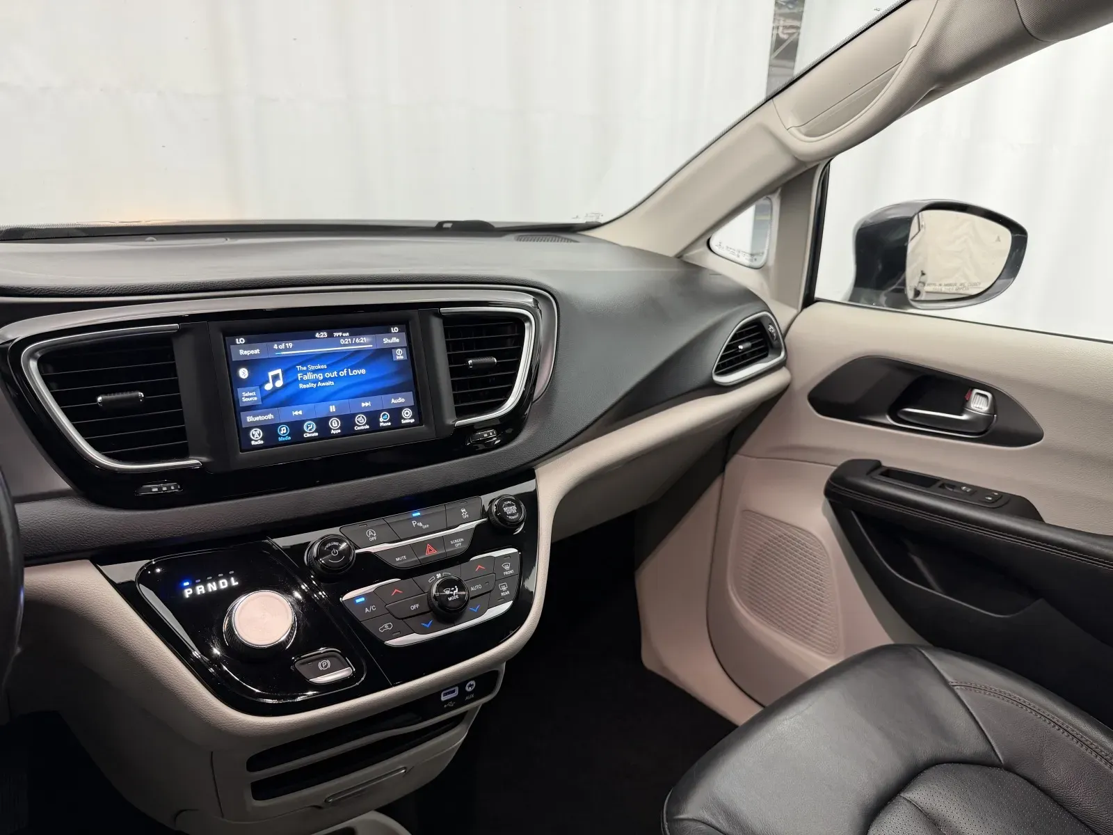 Chrysler Pacifica photo 13