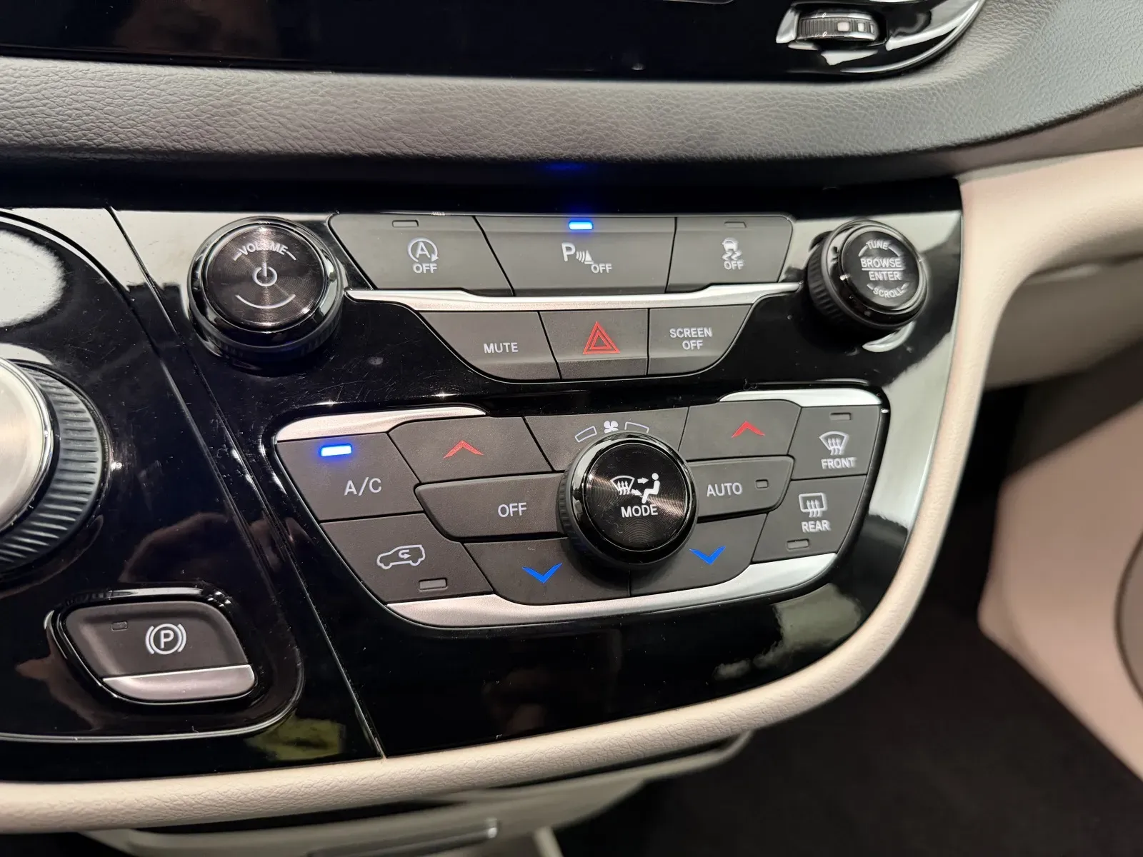 Chrysler Pacifica photo 18