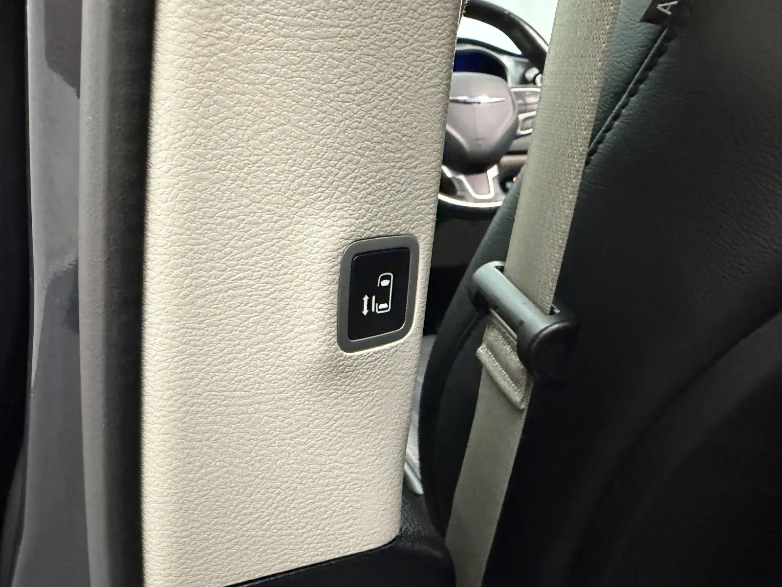 Chrysler Pacifica photo 25