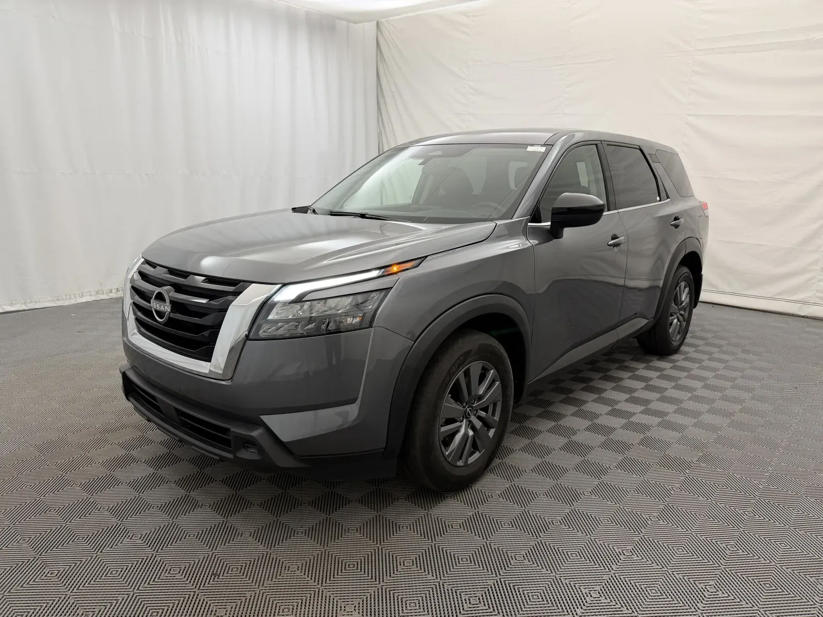 Nissan Pathfinder photo 2