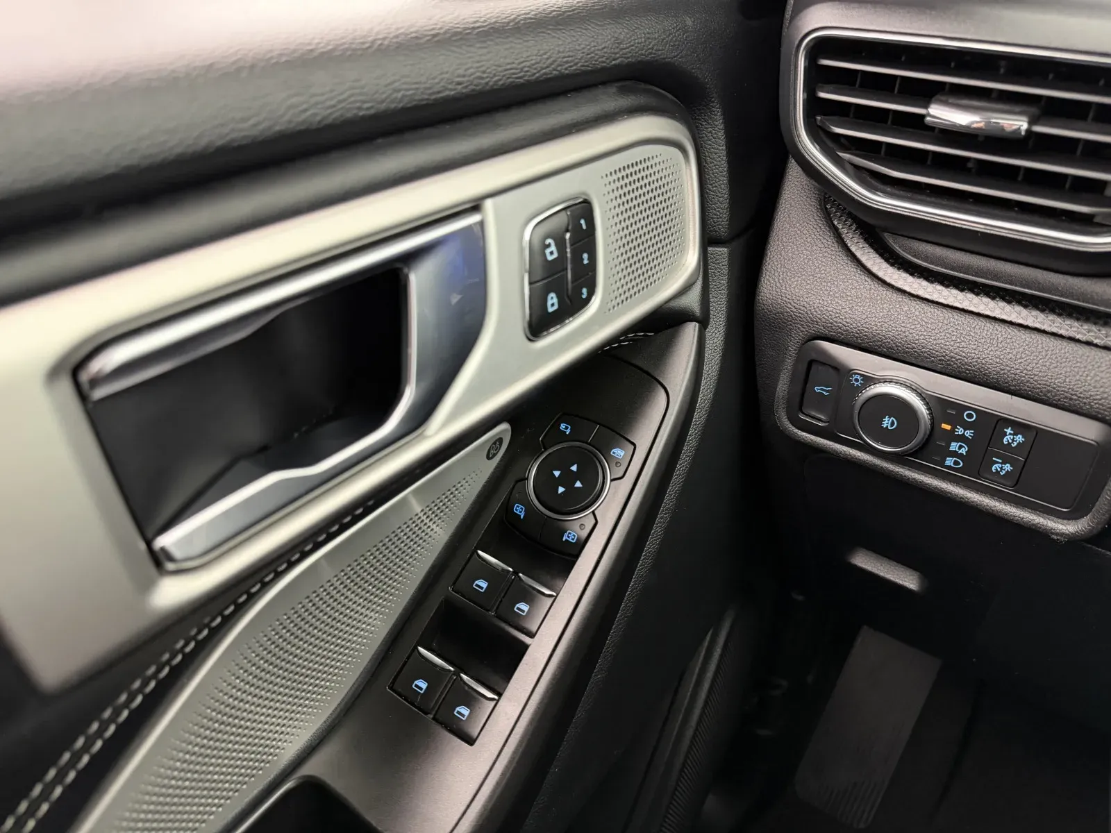 Ford Explorer photo 21
