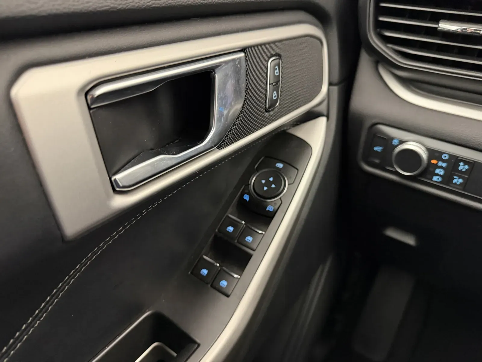 Ford Explorer photo 19