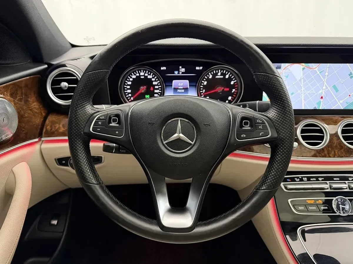 Mercedes-Benz E-Class photo 11