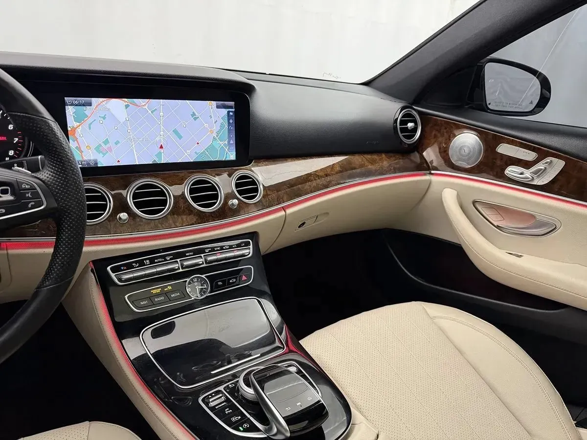 Mercedes-Benz E-Class photo 18