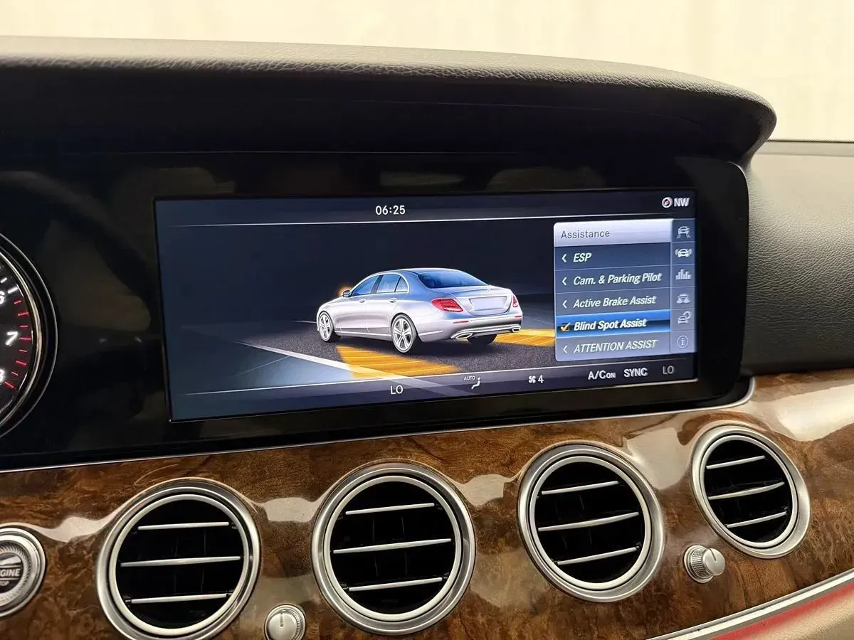 Mercedes-Benz E-Class photo 22