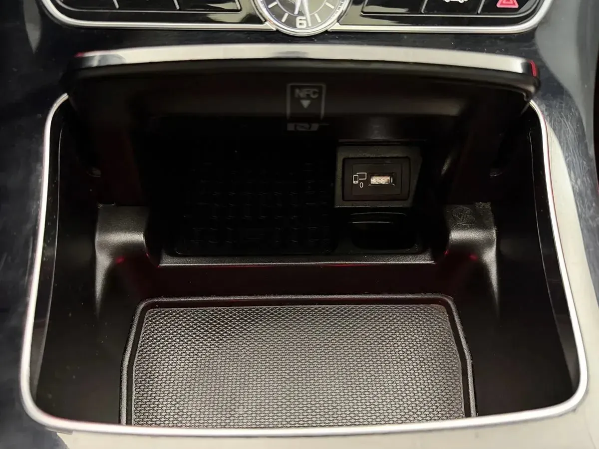 Mercedes-Benz E-Class photo 35