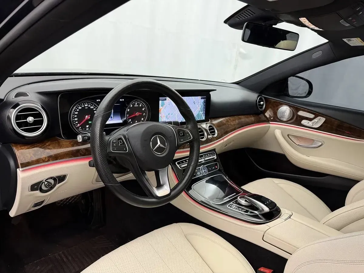 Mercedes-Benz E-Class photo 8