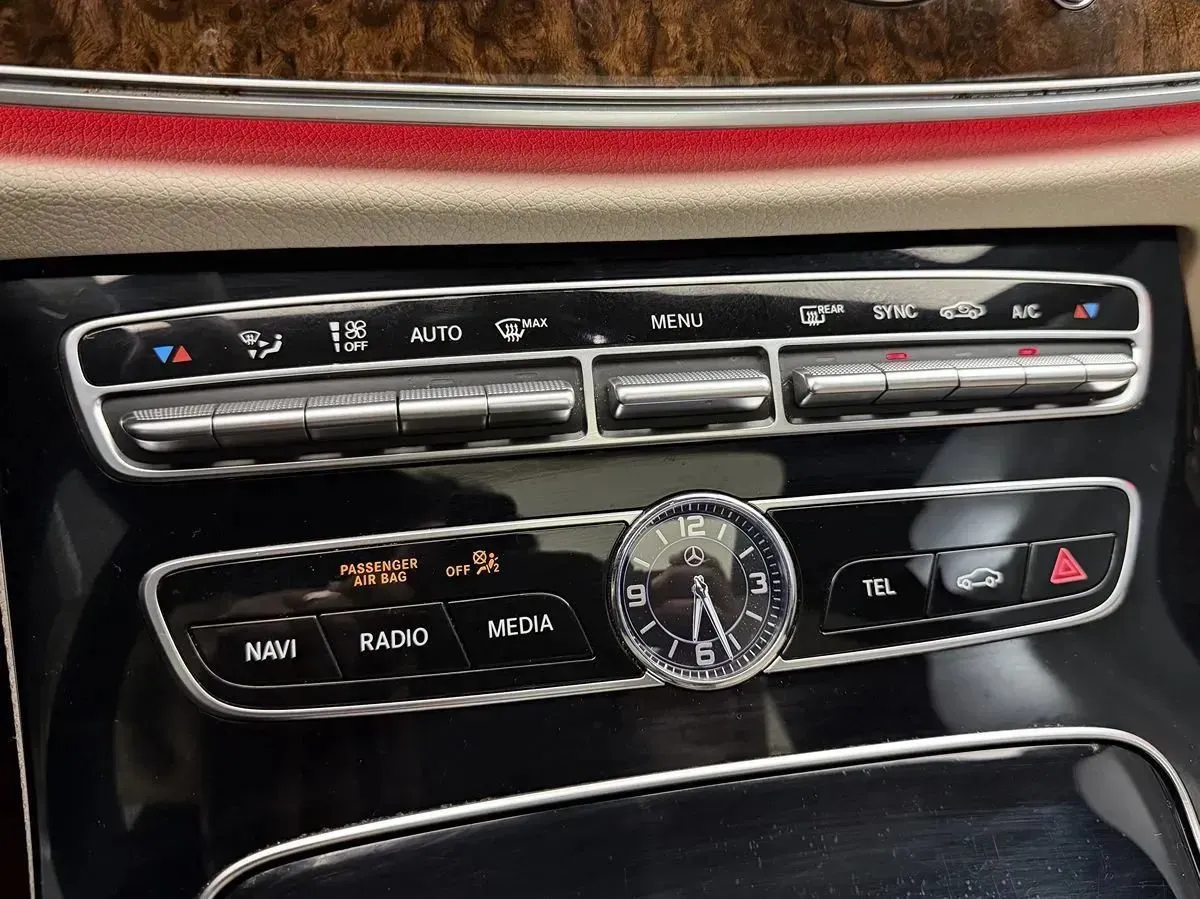 Mercedes-Benz E-Class photo 34