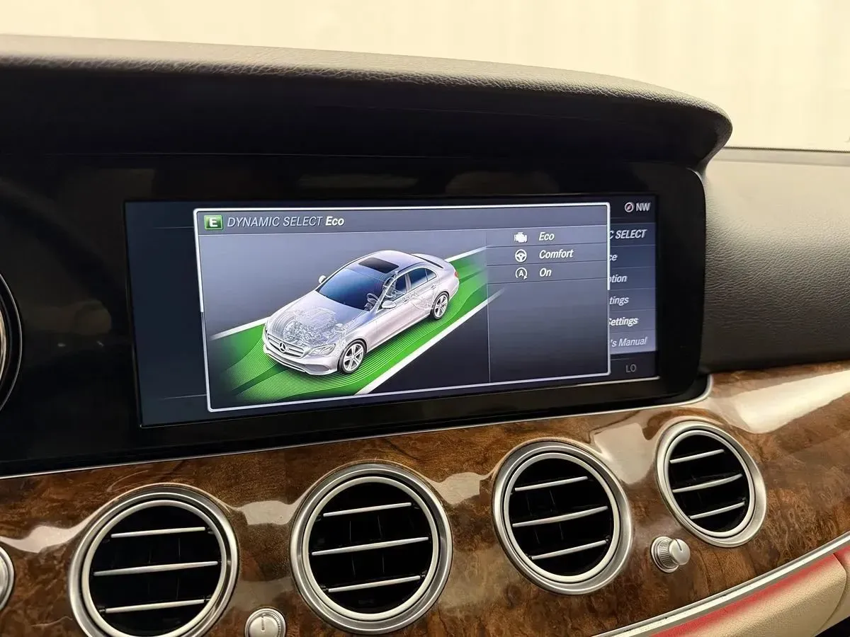 Mercedes-Benz E-Class photo 33