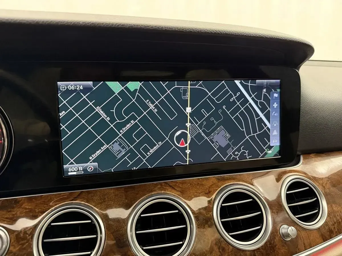 Mercedes-Benz E-Class photo 24