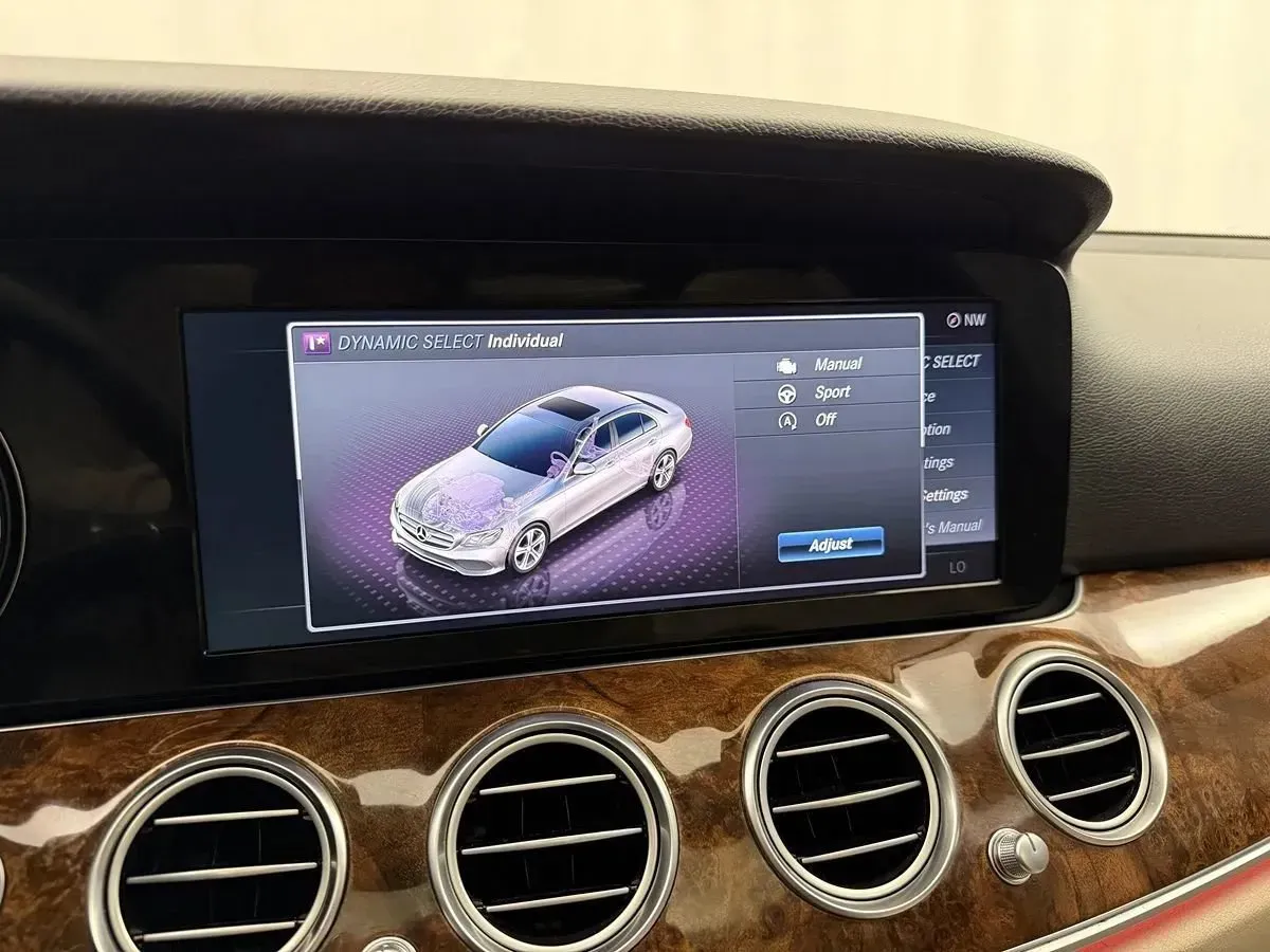 Mercedes-Benz E-Class photo 29