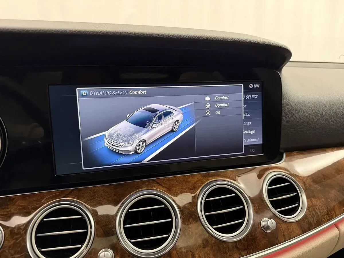 Mercedes-Benz E-Class photo 32