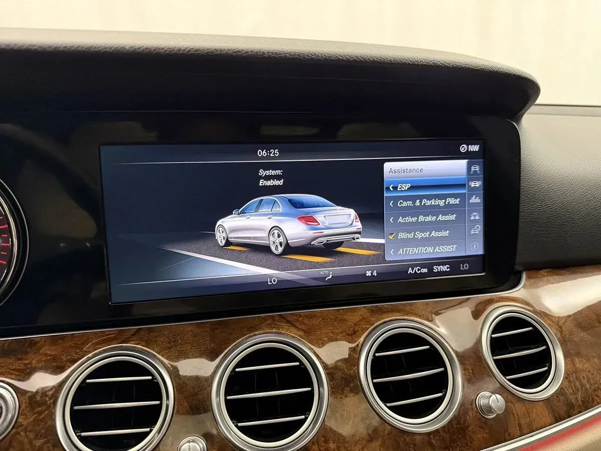 Mercedes-Benz E-Class photo 19