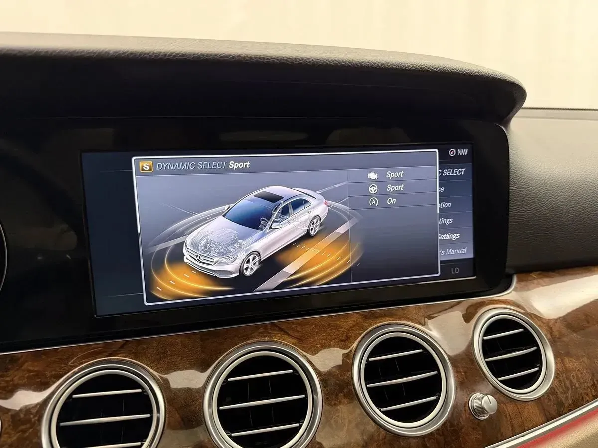 Mercedes-Benz E-Class photo 31