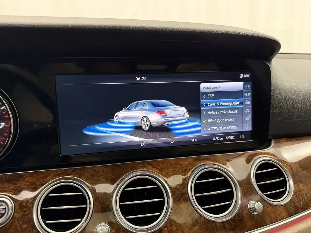 Mercedes-Benz E-Class photo 20