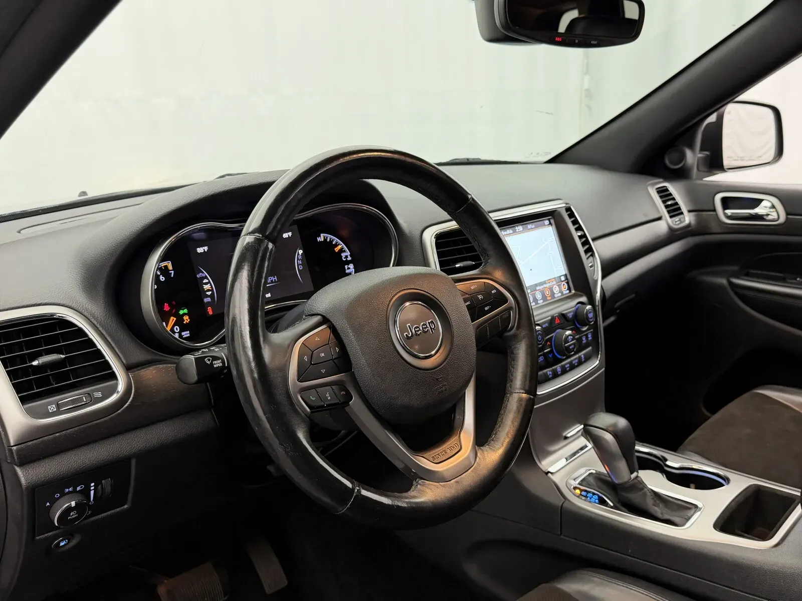 Jeep Grand Cherokee photo 11