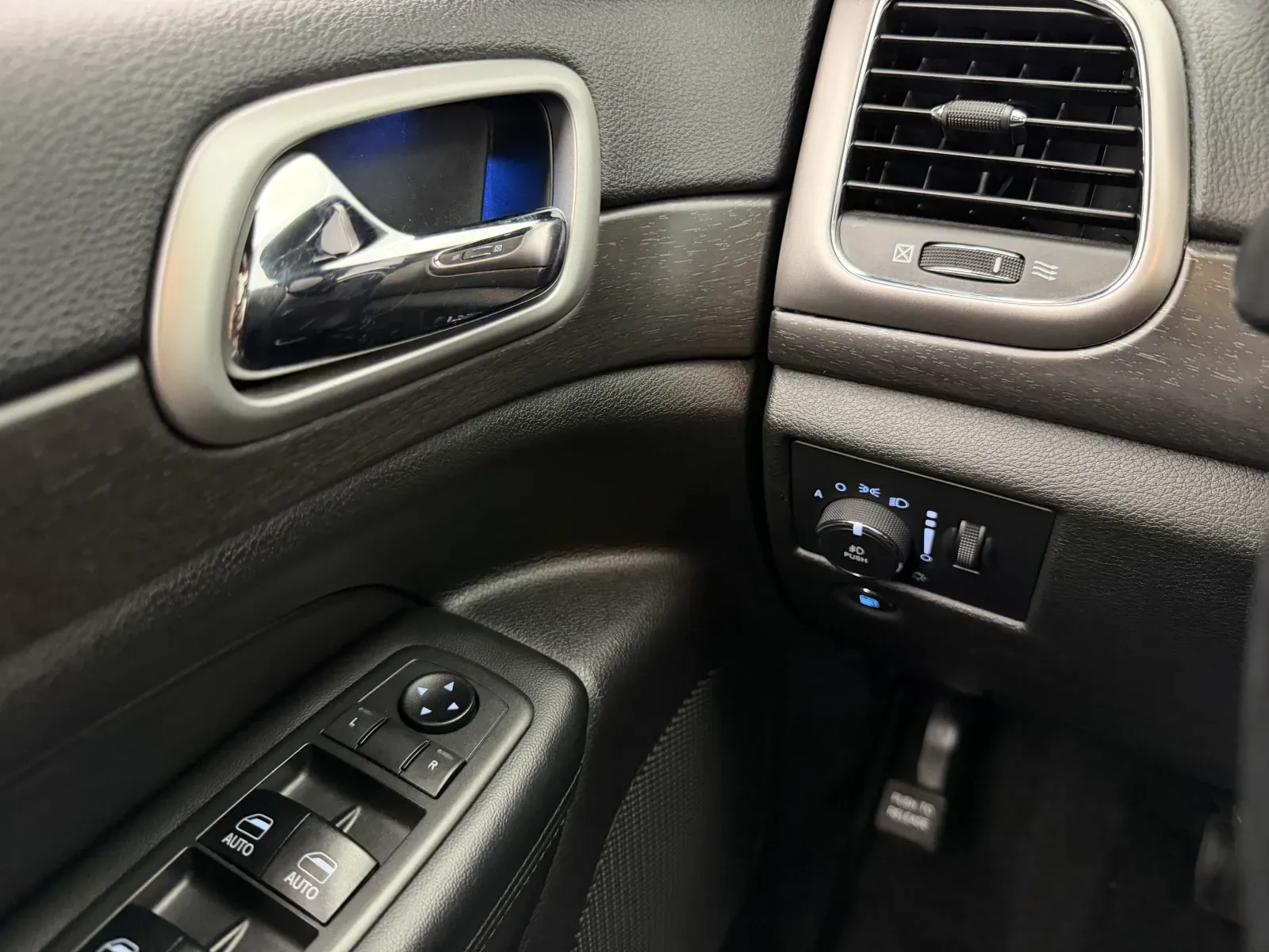 Jeep Grand Cherokee photo 15
