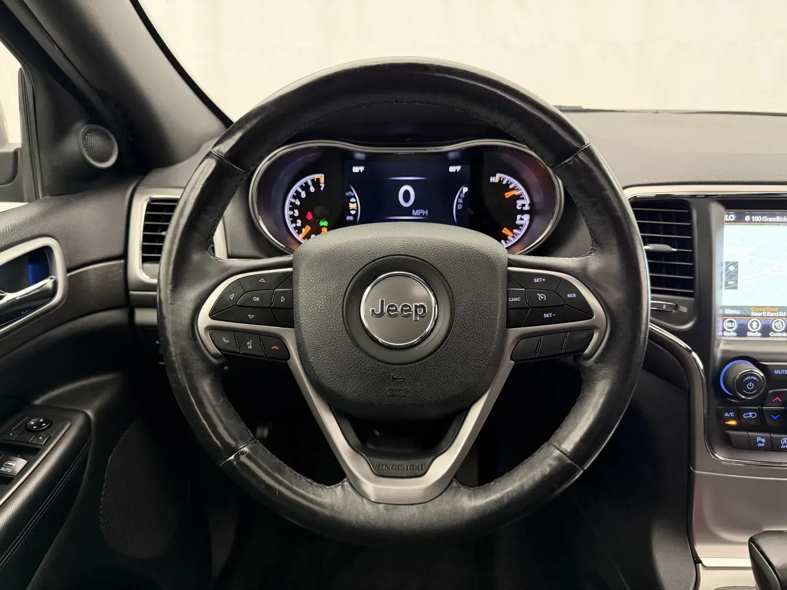 Jeep Grand Cherokee photo 12