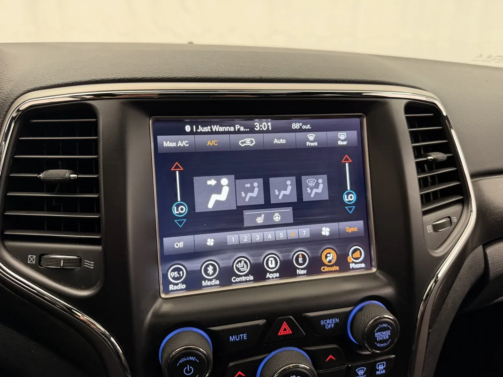 Jeep Grand Cherokee photo 22