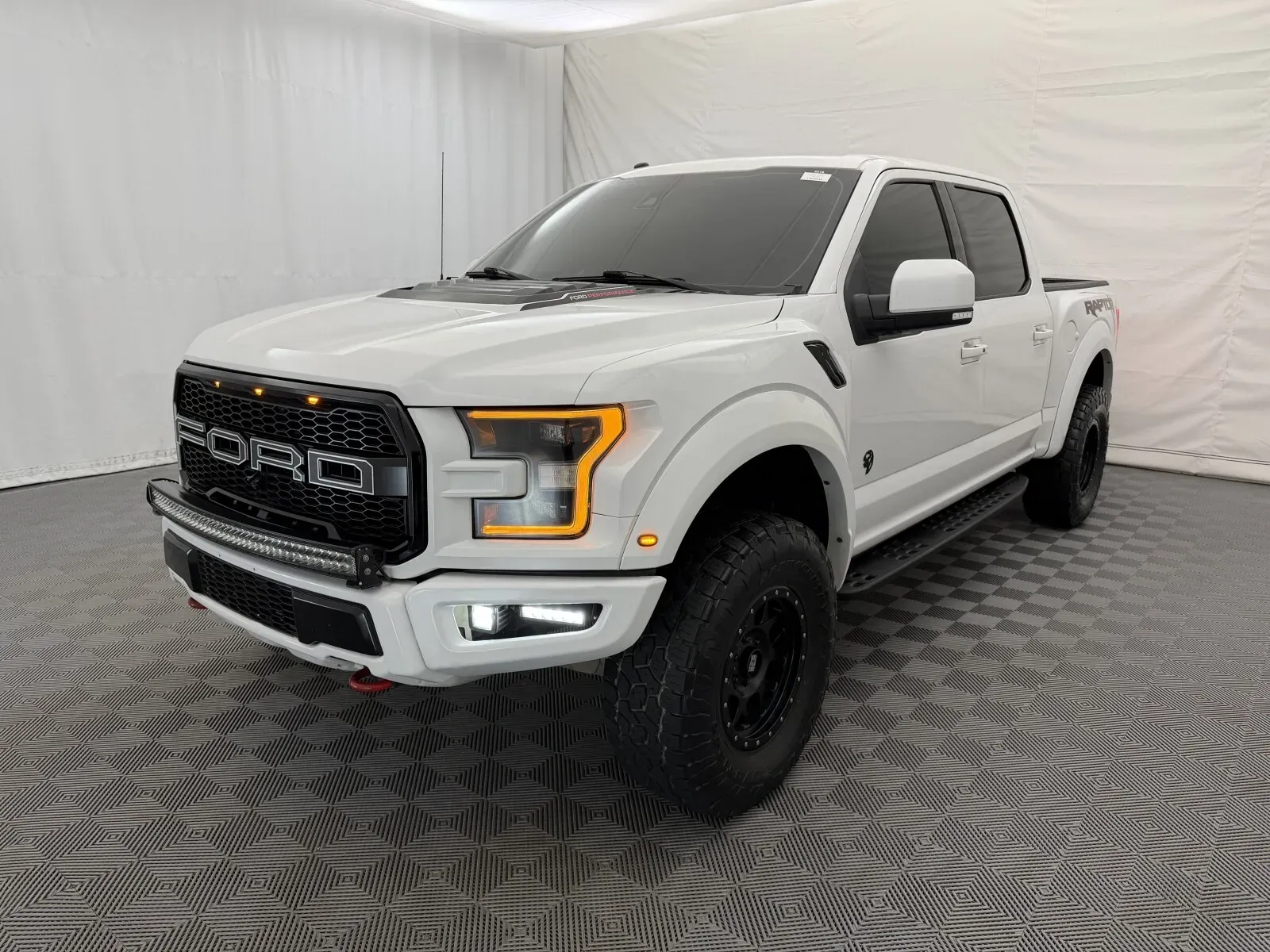 Ford F-150 photo 2
