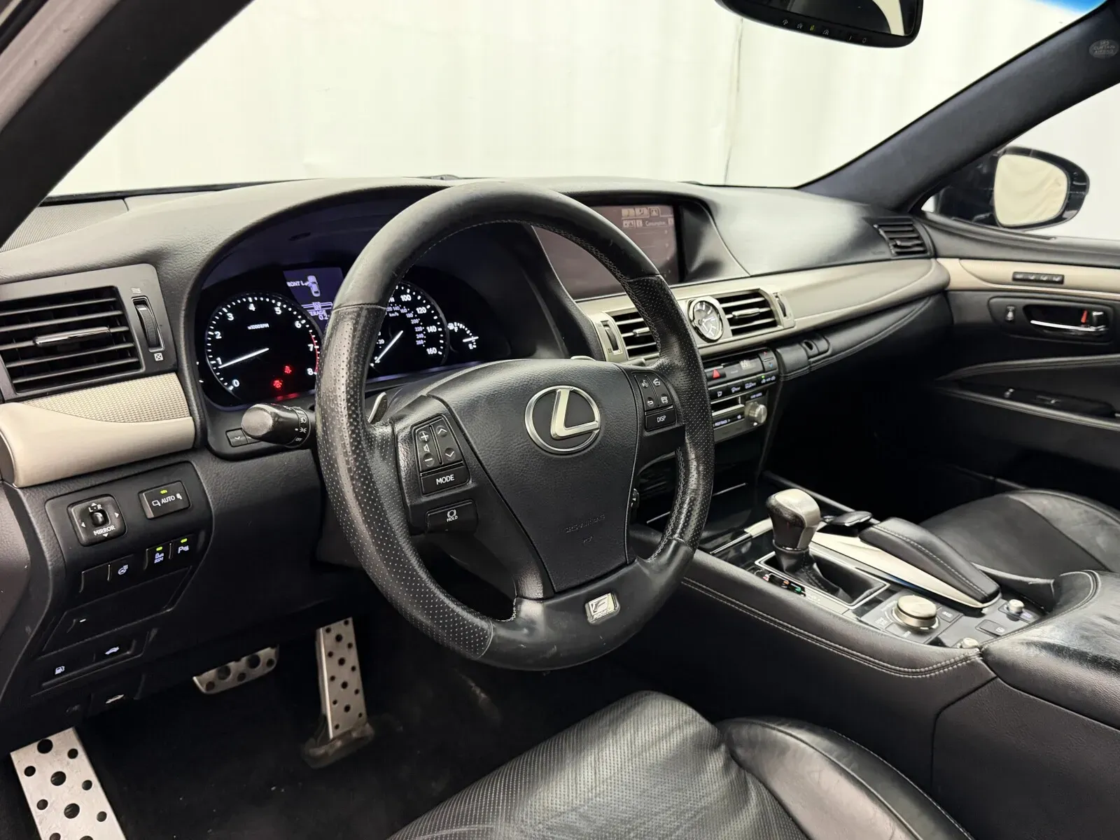 Lexus LS photo 11