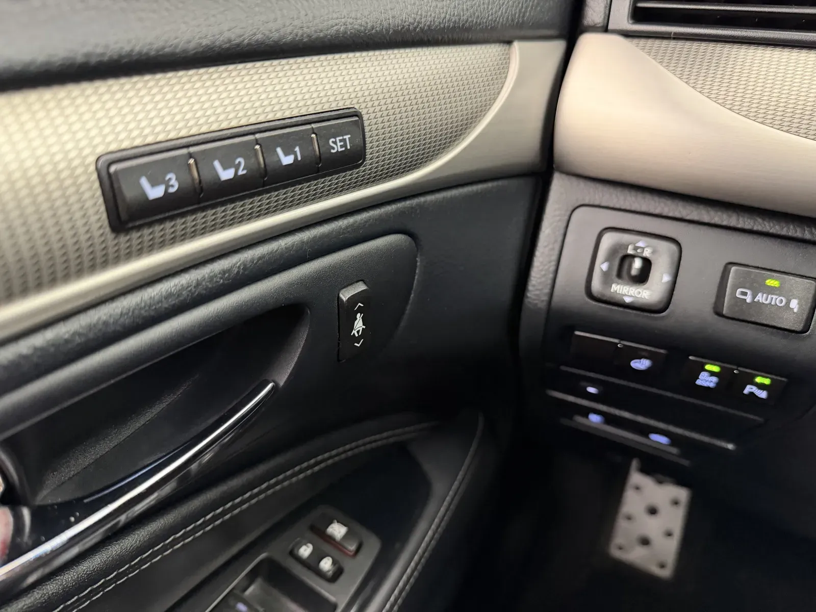 Lexus LS photo 20
