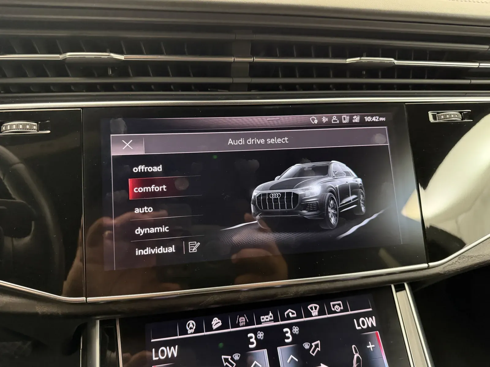 Audi Q8 photo 28
