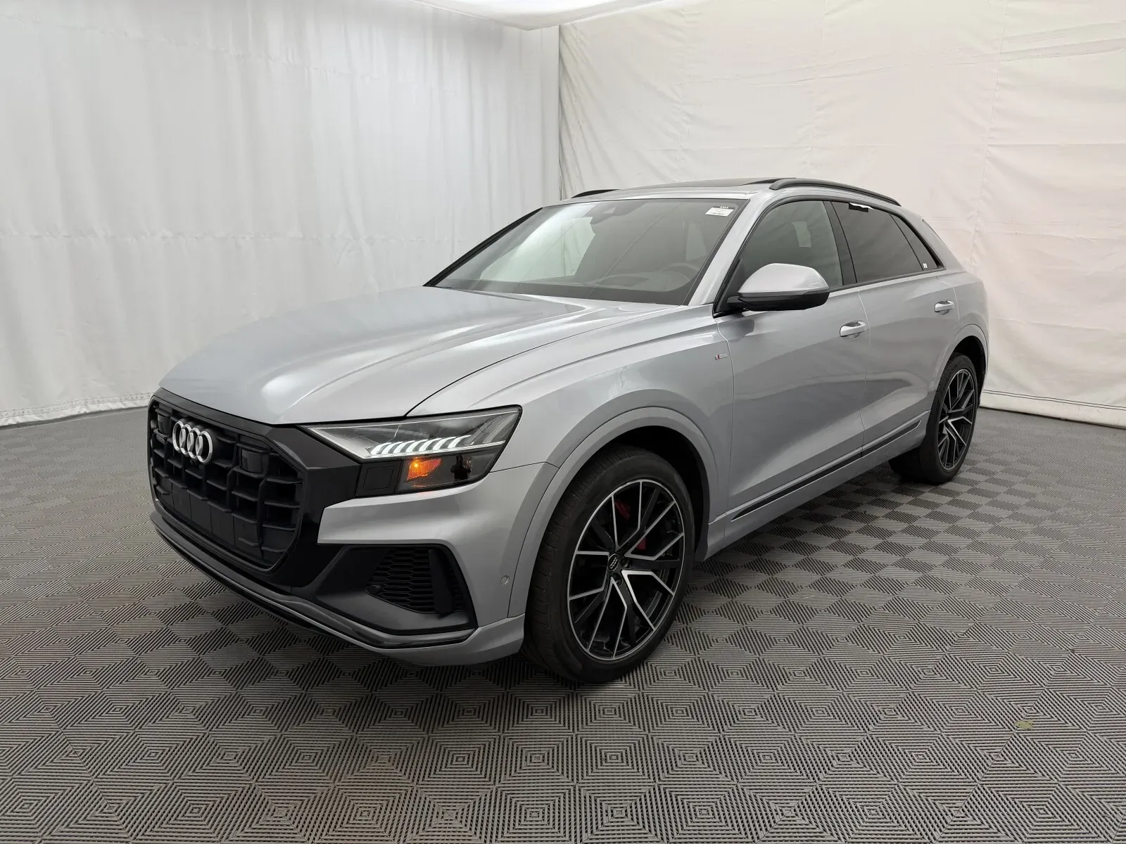 Audi Q8 photo 2