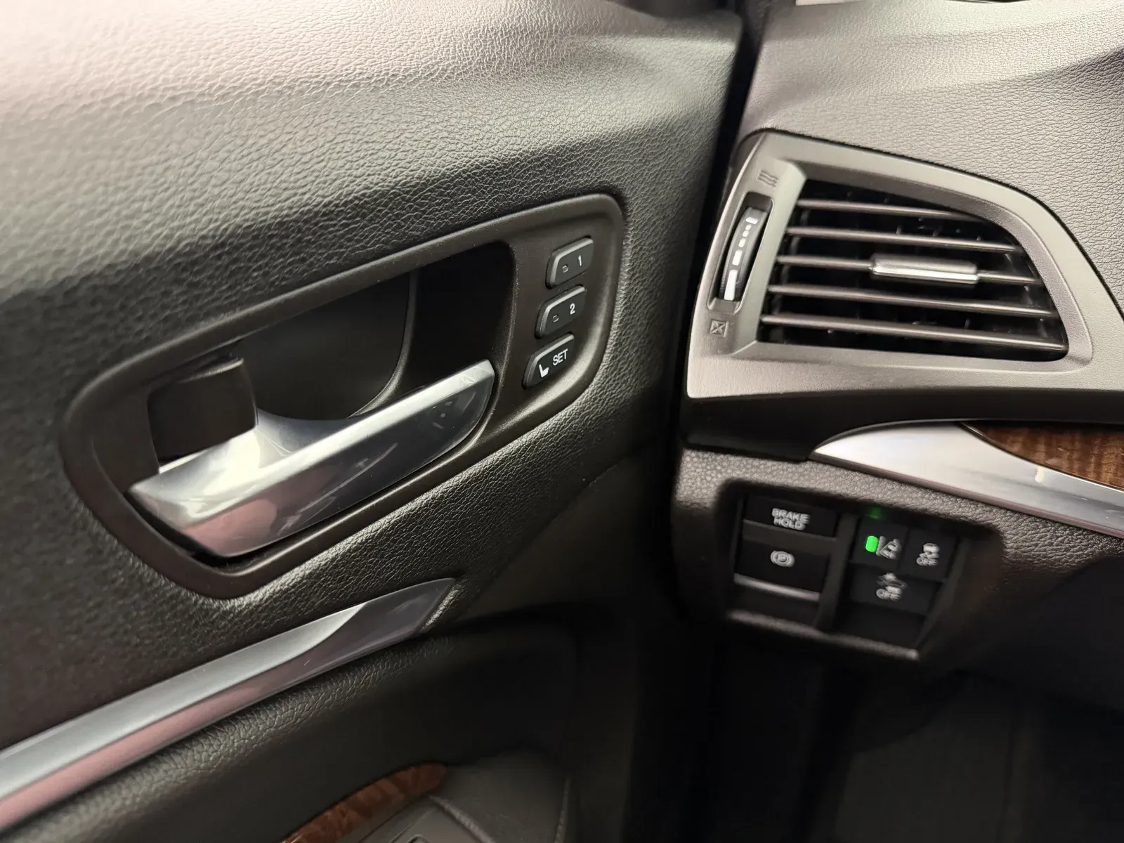 Acura MDX photo 14