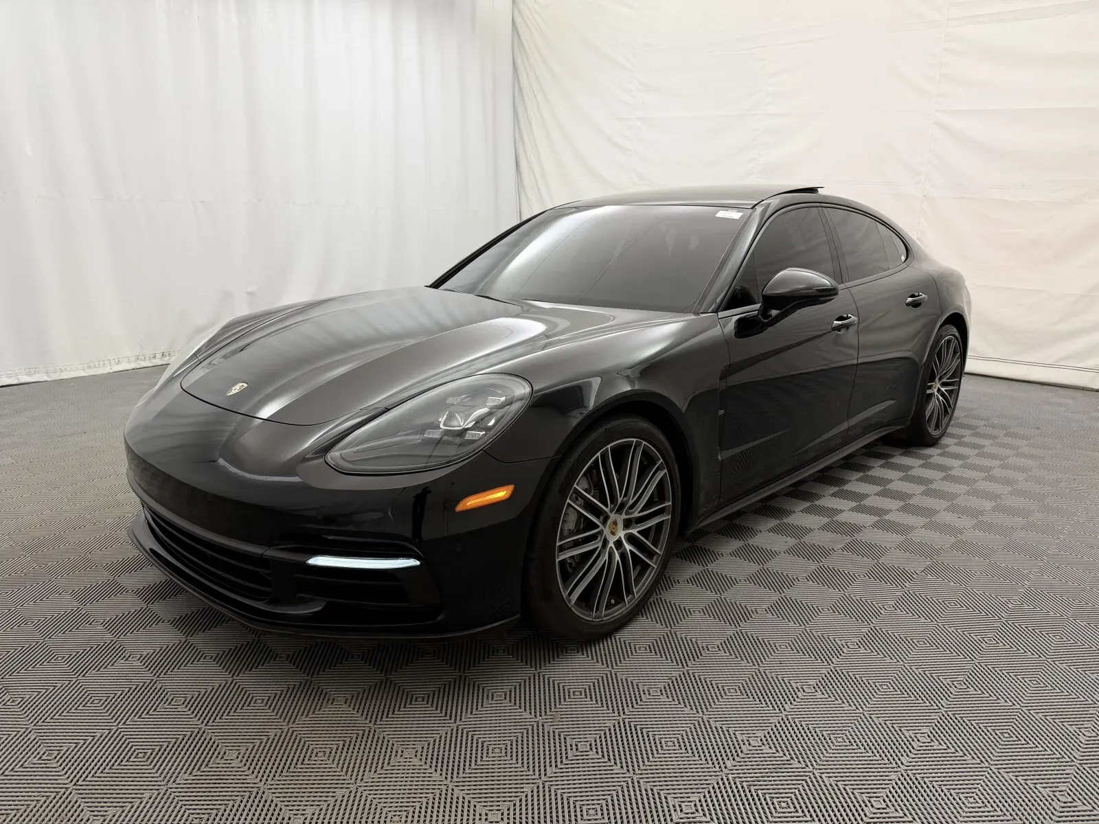 Porsche Panamera photo 2