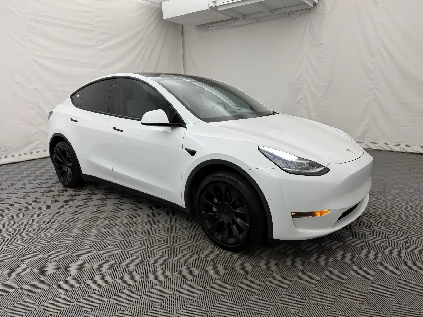 Tesla Model Y photo 4