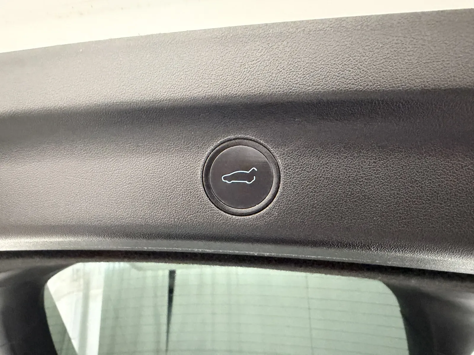 Tesla Model Y photo 33