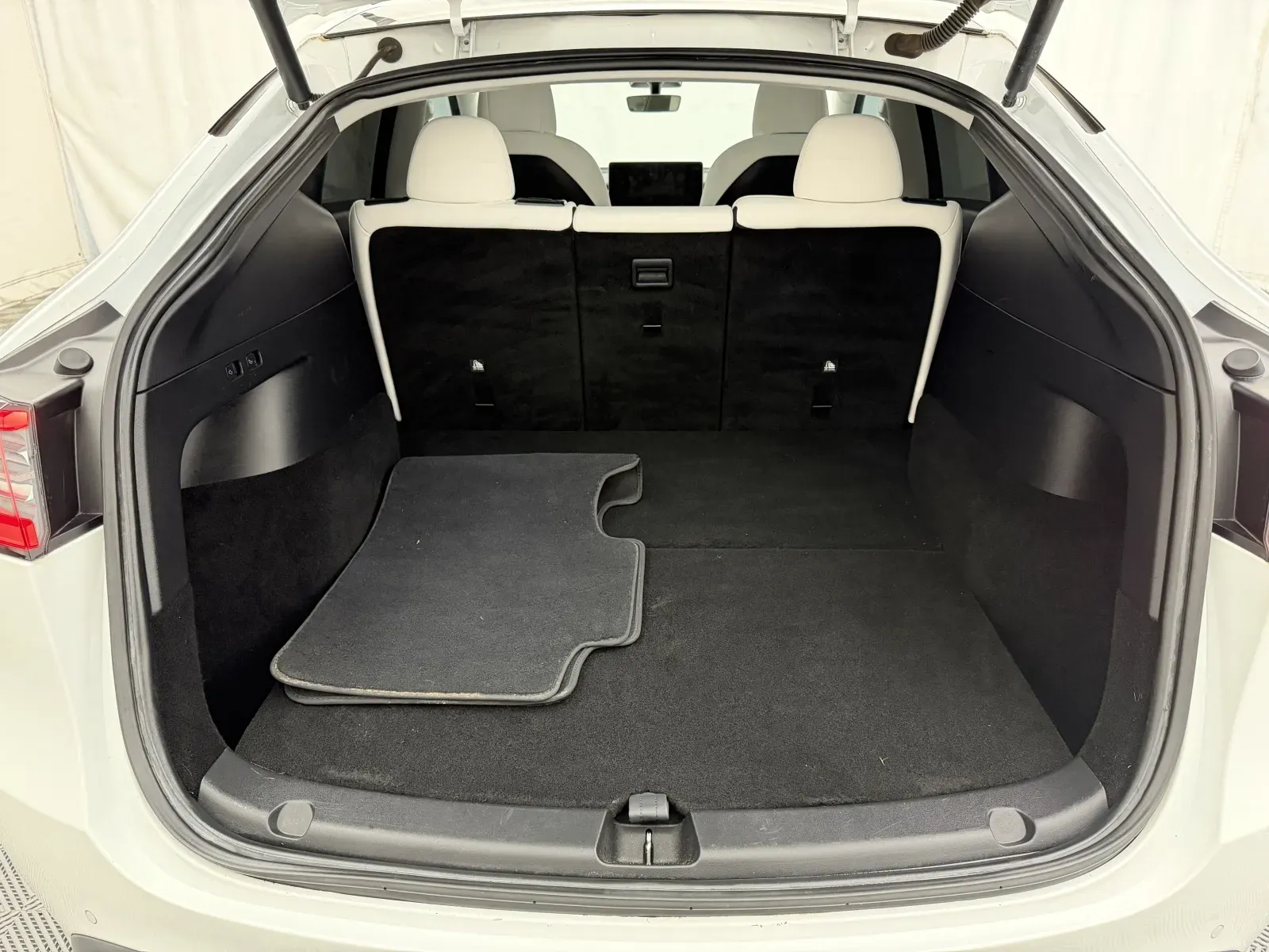 Tesla Model Y photo 32