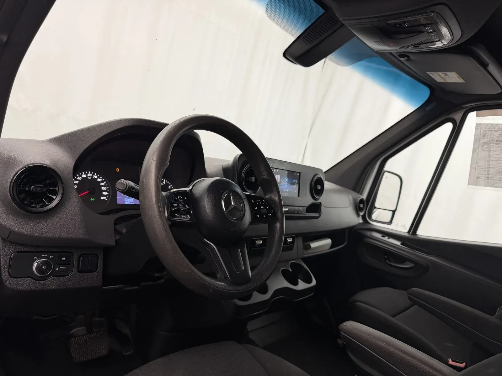 Mercedes-Benz Sprinter photo 14