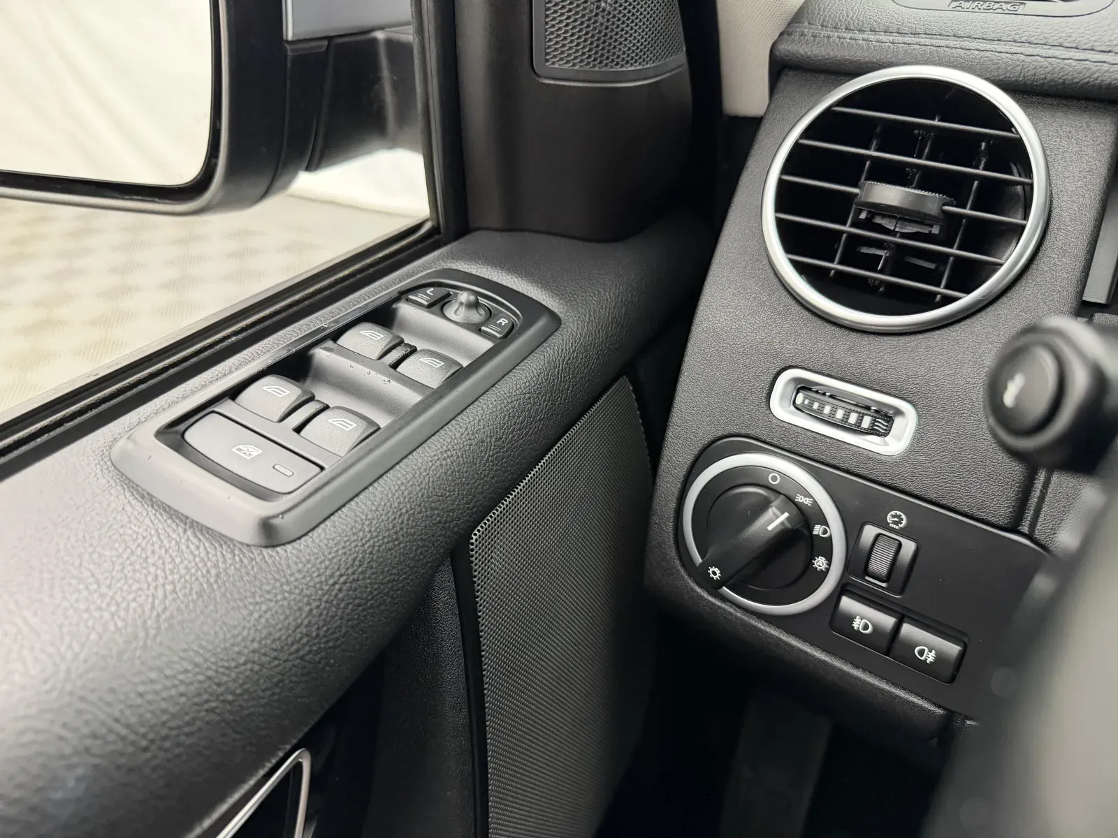 Land Rover LR4 photo 18