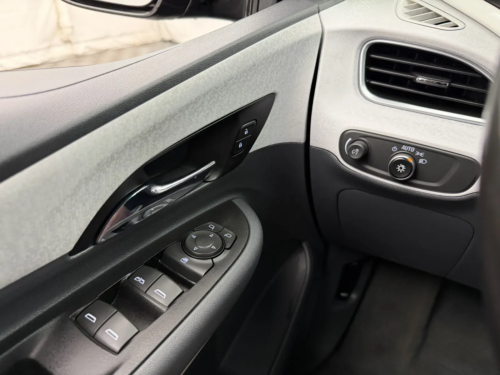 Chevrolet Bolt EV photo 14