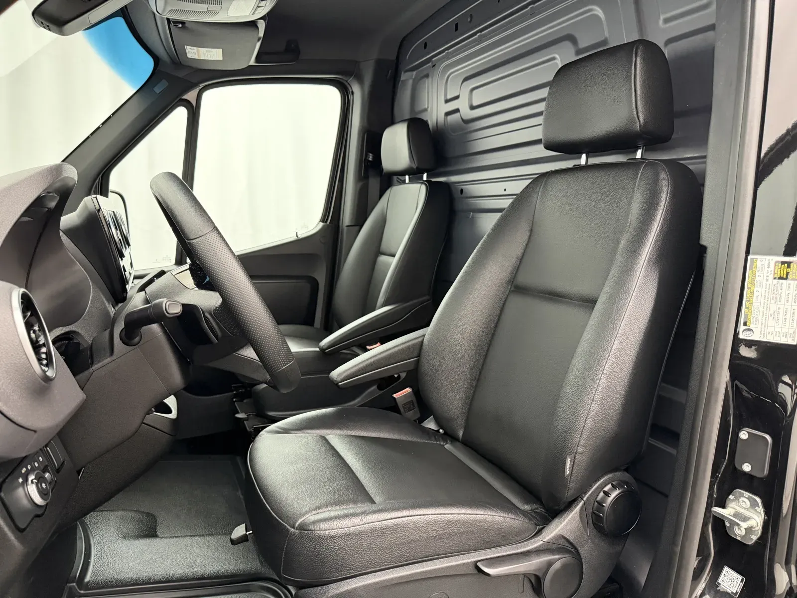 Mercedes-Benz Sprinter photo 13