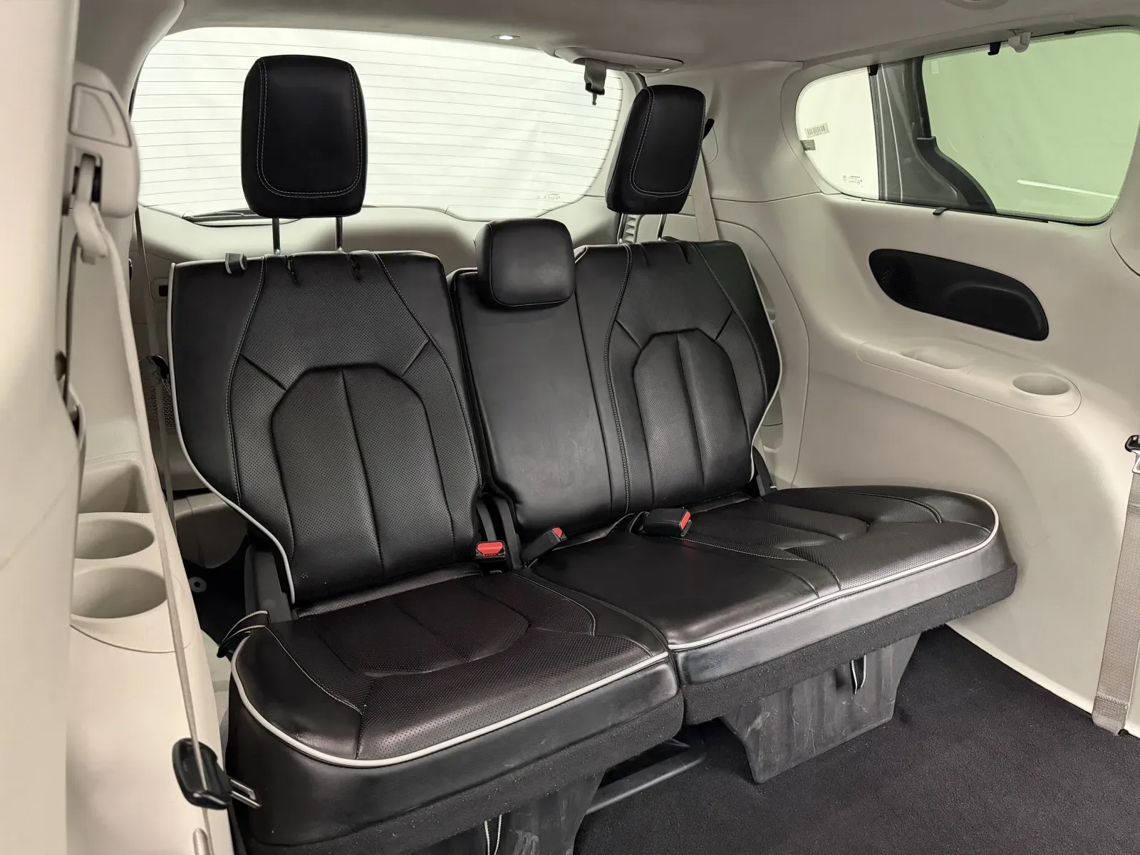 Chrysler Pacifica photo 36