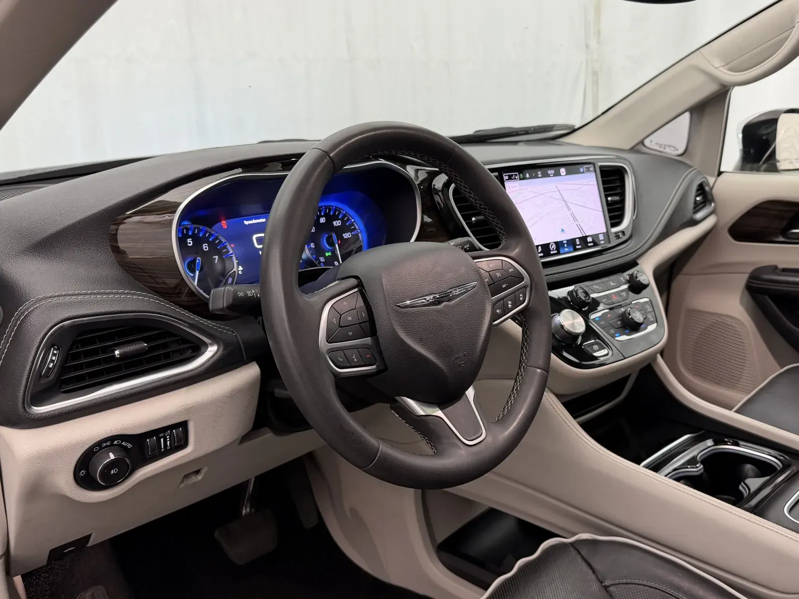 Chrysler Pacifica photo 11