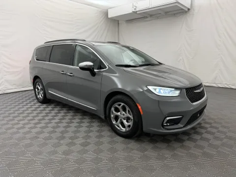 More photos of 2023 Chrysler Pacifica Limited at Autos of Chicago, IL
