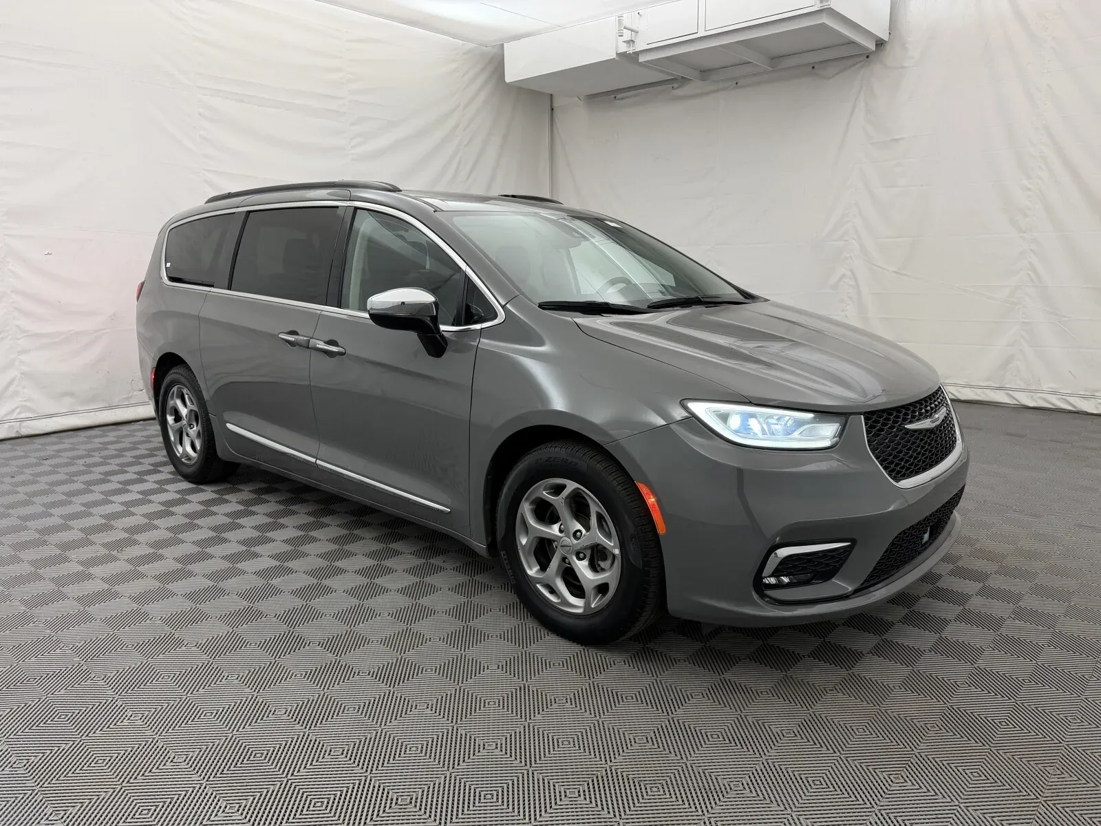 Chrysler Pacifica photo 4